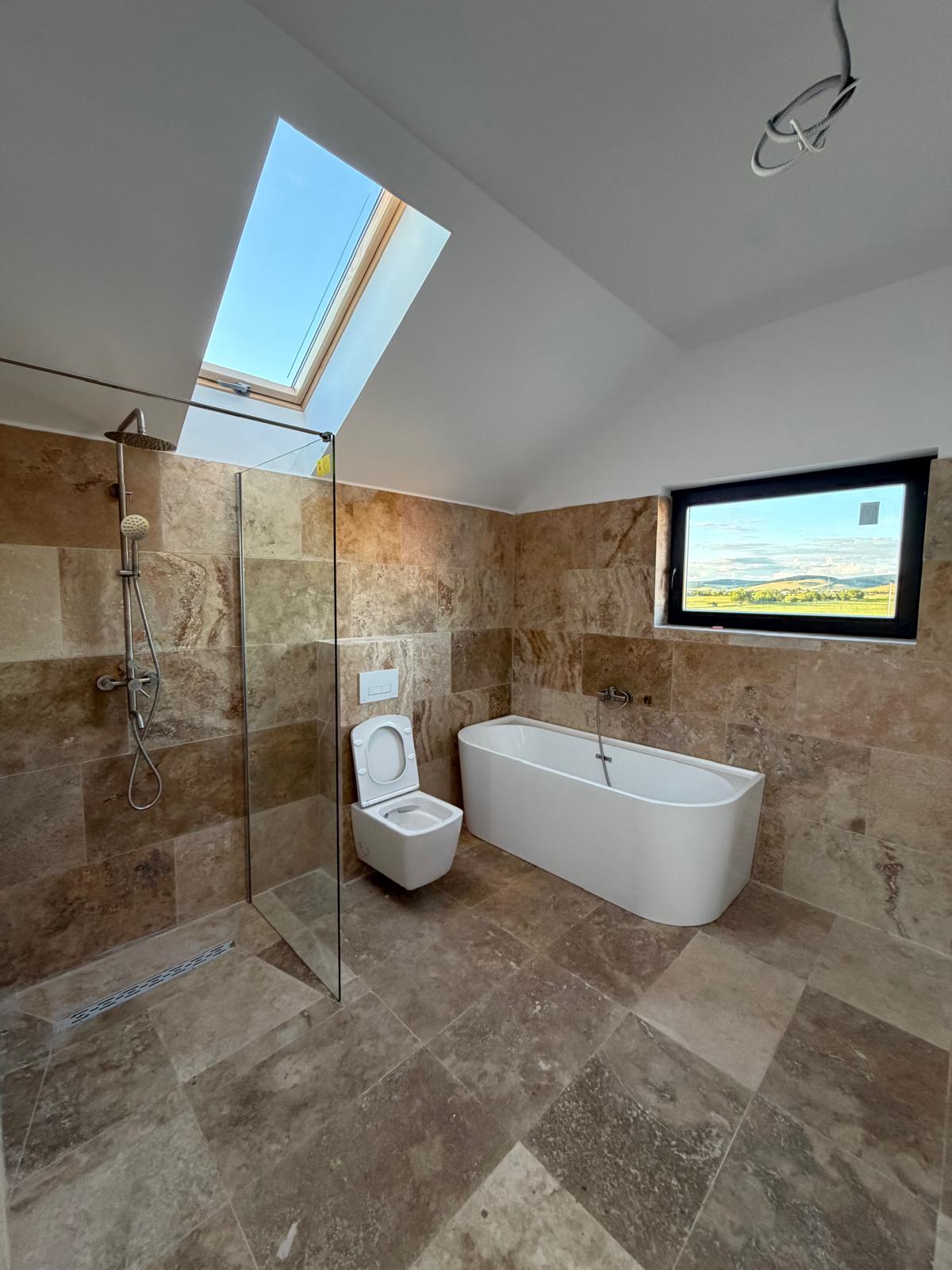 Baie cu cadă freestanding și bidet